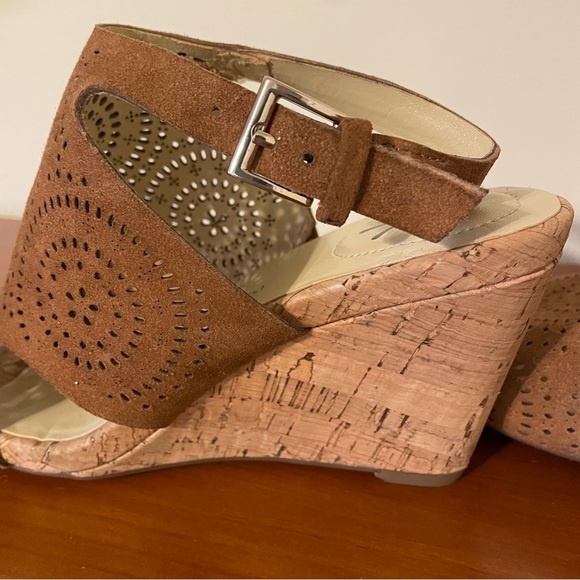 NWOT Isaac Mizrahi Live Seismic Suede Wedge Sandals Tan Brown Heels Leather 6.5 - Picture 8 of 11